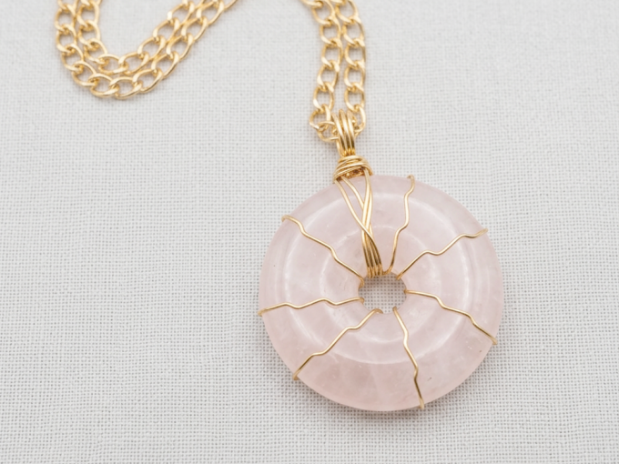 rose-quartz-round-gold-necklace